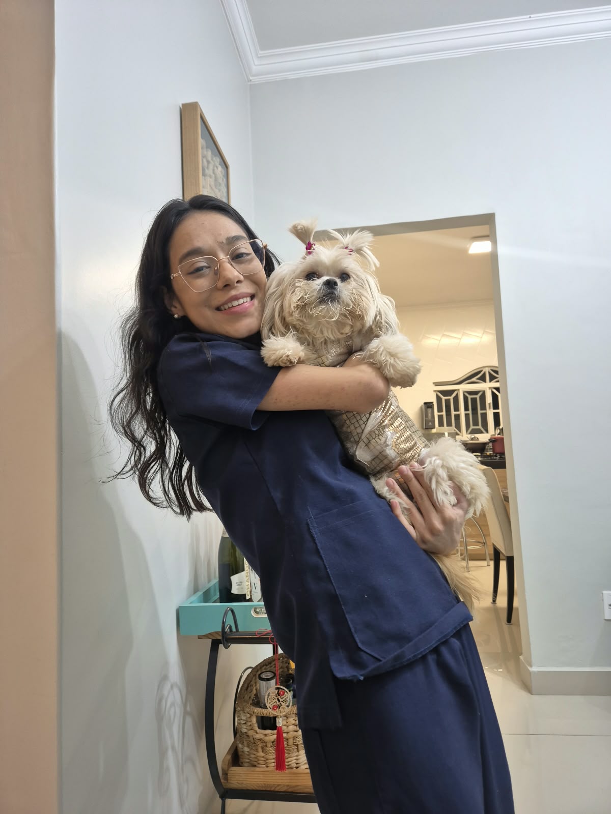 Dra. Adryele em atendimento domiciliar com gato